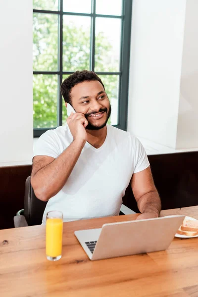 Happy African American Freelancer Talking Smartphone Laptop Breakfast Table — Stock Photo, Image