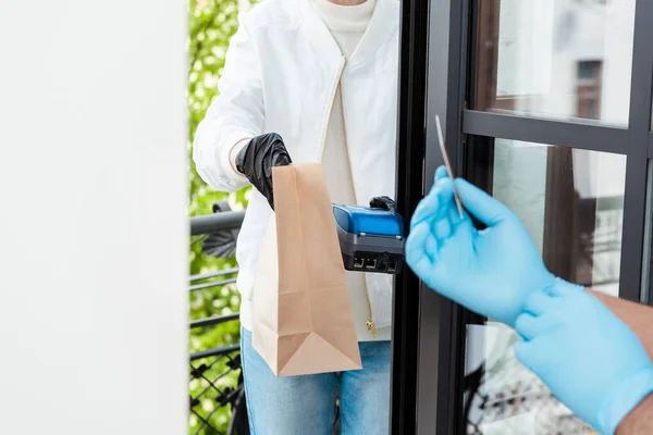 Selektiver Fokus Des Zustellers Mit Kreditkartenlesegerät Und Papiertüte Der Nähe — Stockfoto