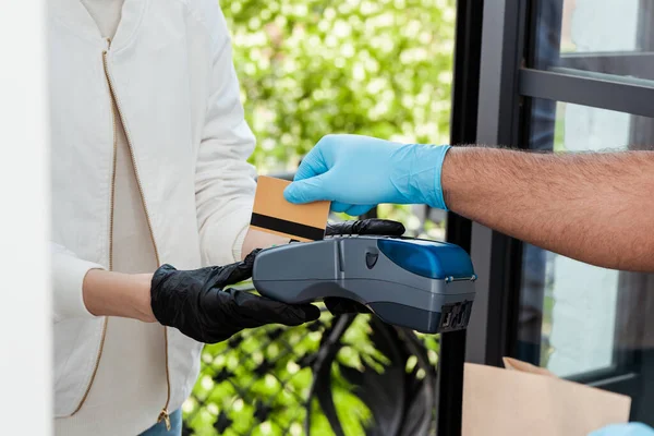 Cropped View Delivery Man Holding Credit Card Reader Person Latex — Stock Photo, Image