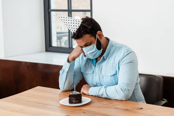 Homem Americano Africano Boné Festa Máscara Médica Celebrando Aniversário Sozinho — Fotografia de Stock