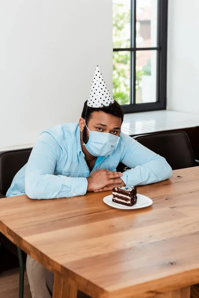 Hombre Afroamericano Gorra Fiesta Máscara Médica Celebrando Cumpleaños Solo Cerca —  Fotos de Stock
