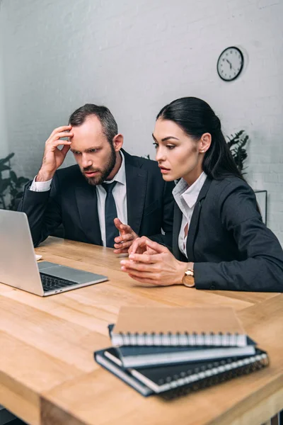 Überarbeitete Geschäftsleute arbeiten gemeinsam am Laptop am Arbeitsplatz im Büro — Stockfoto