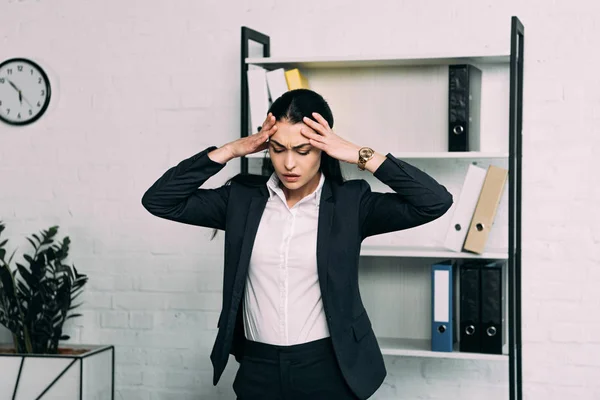 Portrait de femme d'affaires stressée debout dans le bureau — Photo de stock
