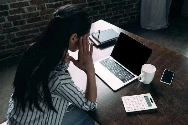 Vue grand angle de la jeune femme stressée avec des maux de tête en regardant un ordinateur portable — Photo de stock