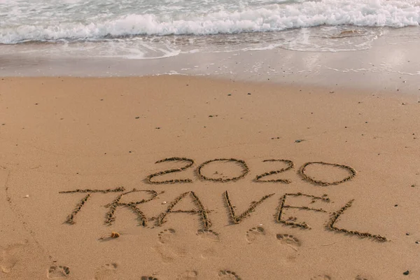 Sommerstrand mit Reiseaufschrift 2020 auf Sand am Meer — Stockfoto