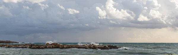 Coup panoramique de la mer Méditerranée contre le ciel avec des nuages — Photo de stock