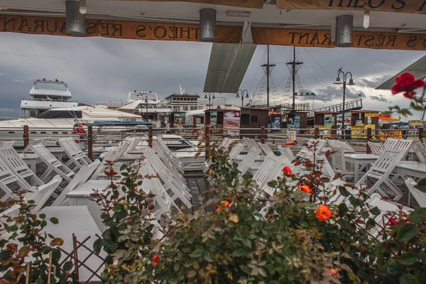 Пафос, Кипр - 31 марта 2020 года: зеленые растения, столы и стулья на террасе возле яхт-клуба — стоковое фото