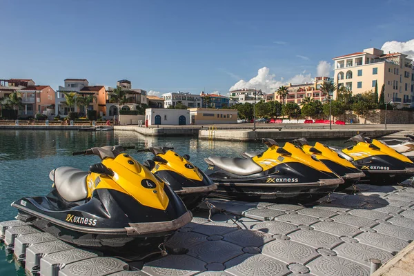 PAPHOS, ZYPERN - 31. MÄRZ 2020: moderne Jetskis in der Nähe des Meeres im Hafen — Stockfoto