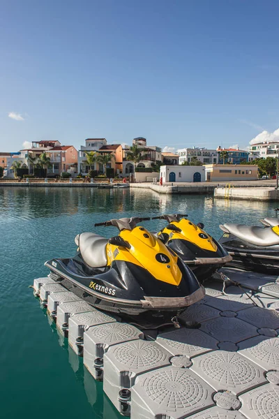PAPHOS, CHIPRE - 31 DE MARZO DE 2020: modernas motos acuáticas cerca del mar azul en el puerto - foto de stock