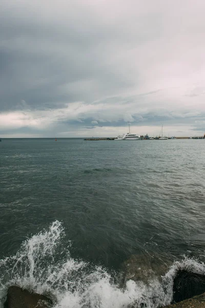 Spruzzi d'acqua nel Mediterraneo contro il cielo con le nuvole — Foto stock