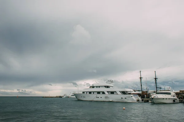 Білі кораблі в Середземному морі проти неба з хмарами — стокове фото