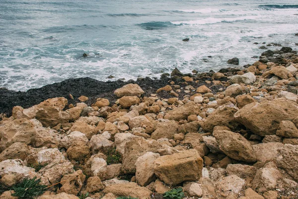 Costa con rocas cerca del mar mediterráneo - foto de stock