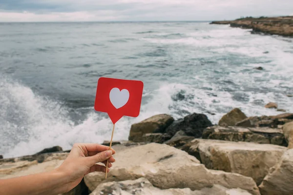 Frau hält wie am Stock in der Nähe von Felsen und Meer — Stockfoto