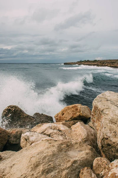 Spruzzi d'acqua dal Mar Mediterraneo vicino alle rocce — Foto stock