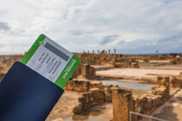 Passaporto e carta d'imbarco vicino all'antica casa di Teseo a Cipro — Foto stock