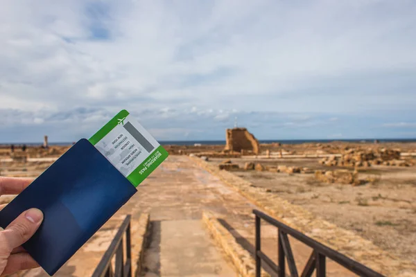 Vista ritagliata di uomo in possesso di passaporto e carta d'imbarco vicino all'antica casa di Teseo — Foto stock