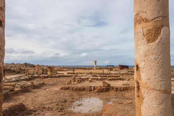 Colonnes et ruines de l'ancienne maison de Thésée en paphos — Photo de stock