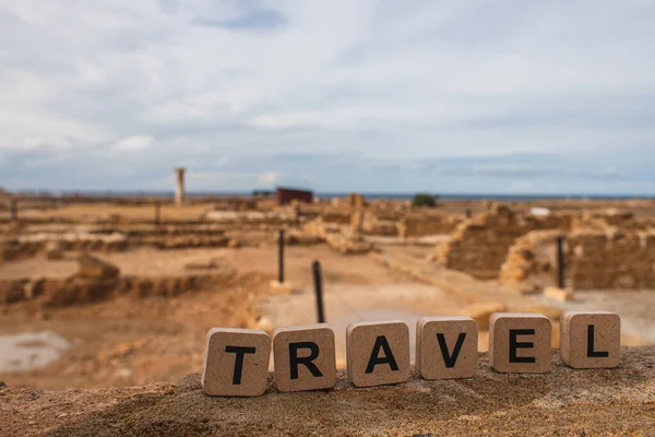 Cubi di legno con scritte di viaggio vicino alle rovine dell'antica casa di Teseo — Foto stock