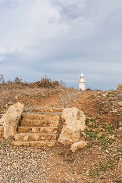 Древняя лестница возле старого маяка на Кипре — стоковое фото