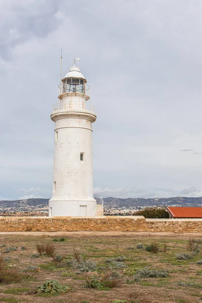 Faro blanco y viejo en cyprus - foto de stock