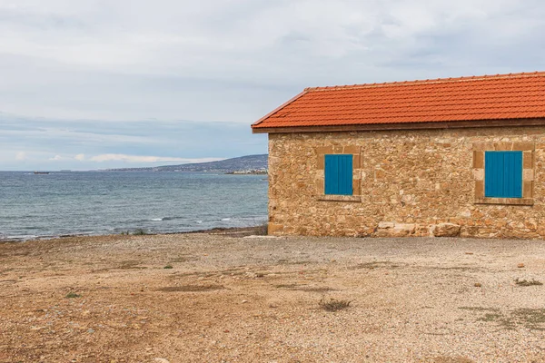 Maison près de la mer Méditerranée contre ciel avec nuages — Photo de stock