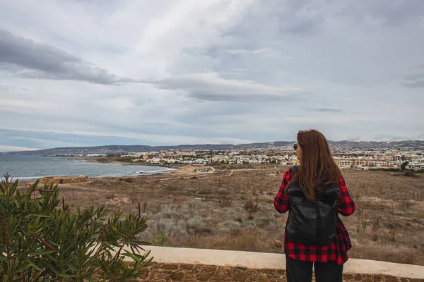 Vista posteriore del viaggiatore con zaino vicino piante e mare mediterraneo — Foto stock