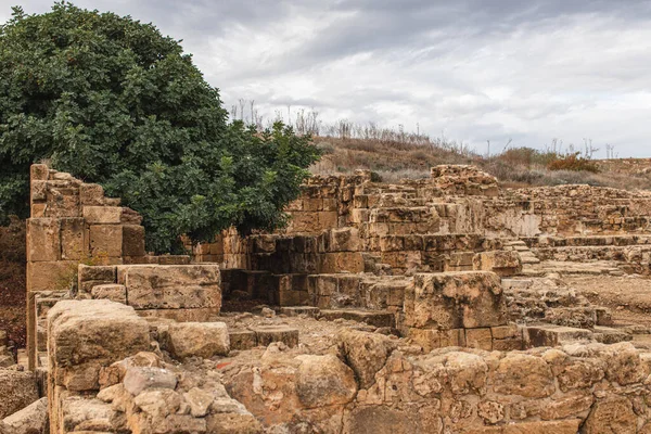Замок Саранта Колонес в старом археологическом парке — стоковое фото