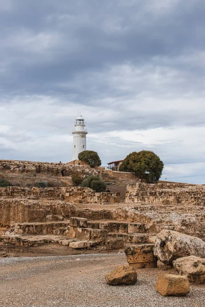 Antigo parque arqueológico com ruínas e árvores perto do farol — Fotografia de Stock