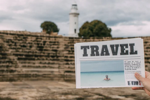 Vista cortada da mulher segurando jornal de viagem perto do antigo anfiteatro e farol — Fotografia de Stock