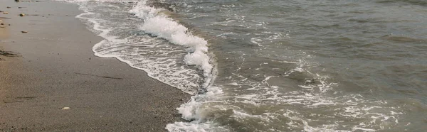 Plano panorámico de arena mojada cerca del mar mediterráneo - foto de stock
