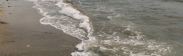 Panoramaaufnahme von nassem Sand in der Nähe des Mittelmeeres — Stockfoto