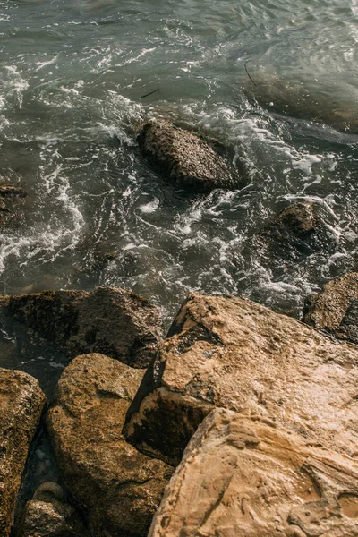 Vue de dessus des pierres près de la mer Méditerranée — Photo de stock