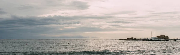 Tiro panorâmico de navio branco no mar Mediterrâneo — Fotografia de Stock