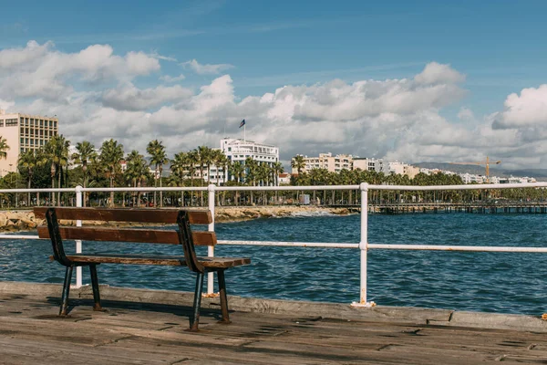 Panchina in legno vicino al mare blu mediterraneo a Cipro — Foto stock