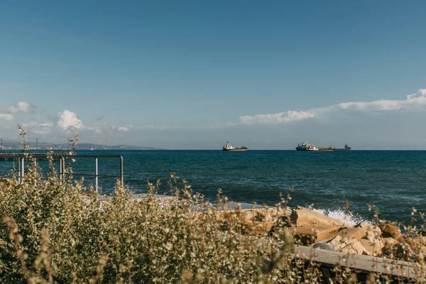 Foco seletivo de navios no mar Mediterrâneo azul contra o céu azul — Fotografia de Stock