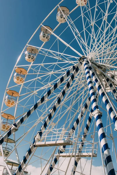 Vista ad angolo basso della ruota panoramica contro il cielo blu — Foto stock