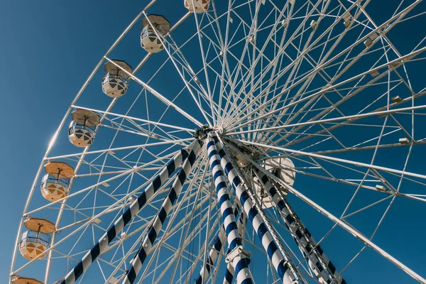 Vista ad angolo basso della ruota panoramica contro il cielo blu in estate — Foto stock