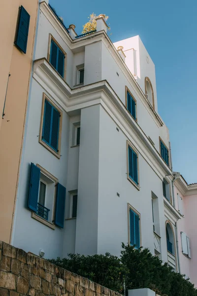 Низкоугольный вид современного дома на фоне голубого неба — стоковое фото