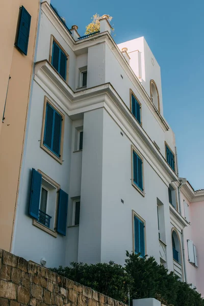 Low angle view of modern house against blue sky — Stock Photo
