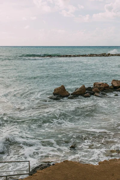 Rocas en el mar mediterráneo contra el cielo azul con nubes - foto de stock