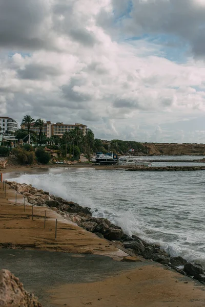 Casas perto do mar Mediterrâneo contra o céu azul com nuvens — Fotografia de Stock