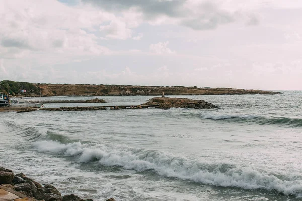 Спокойное Средиземное море против голубого неба с облаками — стоковое фото