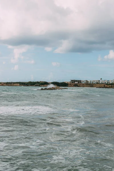 Bâtiments près de la mer Méditerranée contre ciel bleu avec nuages — Photo de stock