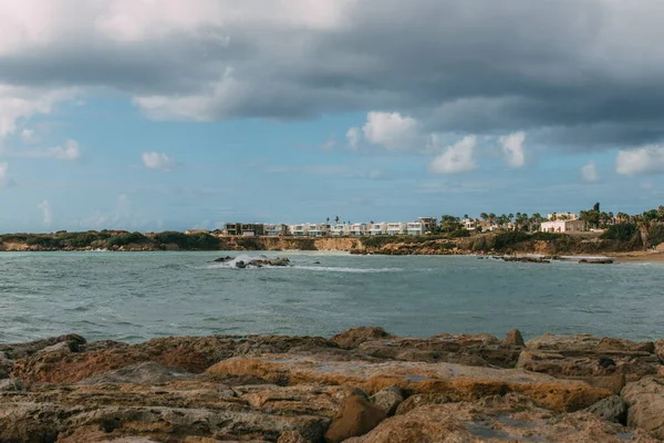 Bâtiments près de la mer Méditerranée contre ciel bleu — Photo de stock