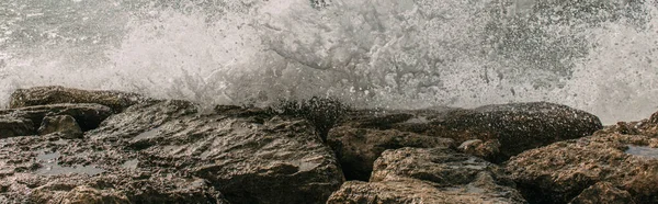 Colpo panoramico di rocce bagnate vicino al Mar Mediterraneo — Foto stock