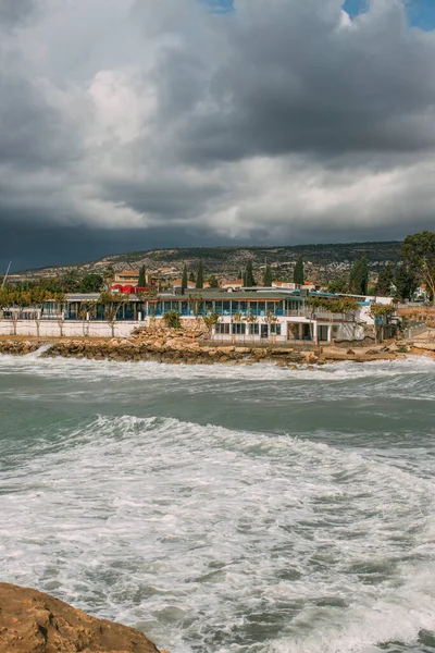 Casas y árboles cerca del mar Mediterráneo en cyprus - foto de stock