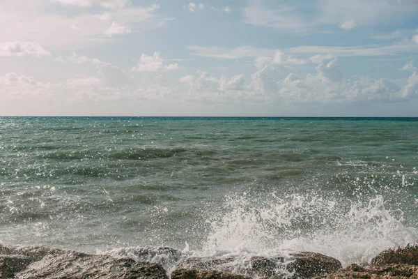 Всплеск воды из Средиземного моря на мокрых скалах — стоковое фото