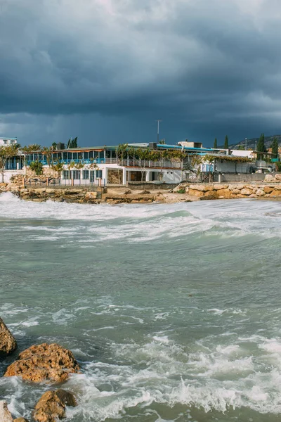 Bâtiment près de la mer Méditerranée contre ciel nuageux à Cyprus — Photo de stock