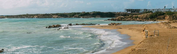 Plano panorámico de costa y playa de arena cerca del mar mediterráneo - foto de stock