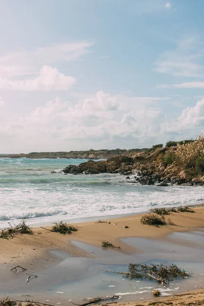 Піщаний пляж біля середземного моря на тлі блакитного неба — стокове фото
